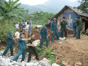 LLVT tỉnh tham gia xoá nhà dột nát cho gia đình chính sách, hộ nghèo ở xã Thống Nhất (TPHB).
