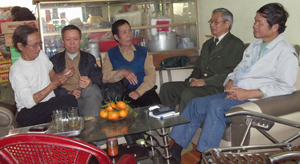 Các cựu tù binh đảo Phú Quốc gặp mặt. Từ trái sang: Trần Quyết Thắng, Đinh Công Thịnh, Hoàng Văn Hải, Bùi Thanh Ríu và nhạc sĩ Huy Tâm.