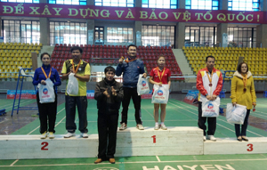Đoàn VĐV ngành GD&ĐT đã thi đấu thành công và đoạt giải cao tại giải cầu lông Người giáo viên nhân dân toàn quốc năm 2013 (Ảnh: đôi nam nữ lứa tuổi 36-40 nhận huy chương vàng).