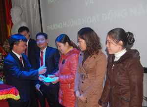 Giám đốc Công ty TNHH dược phẩm Hà Việt tặng thưởng CBCN có thành tích xuất sắc năm 2013.