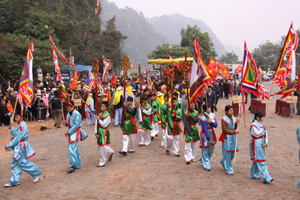 Qua việc tổ chức tốt các lễ hội truyền thống, huyện Lạc Thuỷ đã tạo thêm sức hút cho ngành du lịch. Ảnh: lễ hội chùa Tiên năm 2013 thu hút trên 30 vạn lượt du khách.