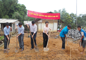 Đại diện lãnh đạo Tỉnh đoàn, Huyện đoàn (Lạc Thủy) tham gia khởi công xây dựng nhà khăn quàng đỏ cho gia đình em Nguyễn Thị Hiền Lương.