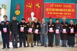 Lãnh đạo xã Nật Sơn trao cuốn lịch sử Đảng bộ và nhân dân xã cho các đảng viên có tuổi Đảng từ 30 năm trở lên.