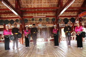 Phụ nữ huyện Tân Lạc được bình đẳng trong mọi lĩnh vực, trong đó có lĩnh vực VH-TT. Ảnh: ĐVTN xóm Ải, xã Phong Phú biểu diễn văn nghệ đón khách du lịch.