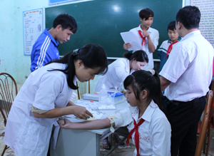 Chi cục DS/KHHGĐ phối hợp tổ chức lấy máu xét nghiệm bệnh tan máu bẩm sinh cho học sinh THCS Đồng Chum (Đà Bắc).