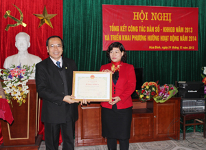 Được uỷ quyền của Bộ trưởng Bộ Y tế, đồng chí Trần Quang Khánh, Giám đốc Sở Y tế trao bằng khen của Bộ Y tế cho Chi cục dân số-KHHGĐ vì đã có những thành tích trong việc thực hiện Pháp lệnh dân số giai đoạn 2003-2013.