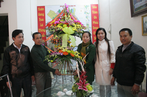 Đoàn công tác tặng hoa của tỉnh chúc mừng lễ Noel Giáo xứ Hoà Bình.