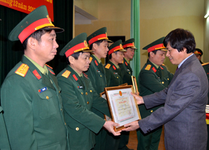 Thay mặt lãnh đạo tỉnh, đồng chí Trần Đăng Ninh, Phó Chủ tịch UBND tỉnh trao bằng khen của UBND tỉnh cho các tập thể, cá nhân có thành tích xuất sắc trong thực hiện nhiệm vụ QP-QSĐP năm 2013.