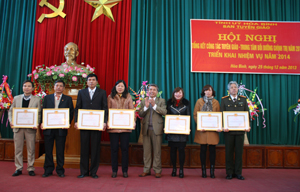 Đồng chí Hoàng Thanh Mịch, TVTU, Trưởng Ban Tuyên giáo Tỉnh uỷ trao giấy khen cho các tập thể có thành tích xuất sắc năm 2013.