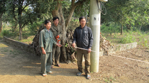Tự đo đạc theo mốc giới, ông Trần Văn Hạ (người đứng giữa) cho rằng, gia đình ông còn lại 225,3m2 đất đề nghị huyện cấp GCNQSDĐ.
