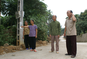 Nhờ đẩy mạnh tuyên truyền, vận động, nhân dân xã Thành Lập (Lương Sơn) đã hiến đất, góp ngày công làm đường giao thông nông thôn.