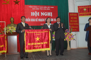 Thừa uỷ quyền của Chính phủ, đồng chí Trần Đăng Ninh, Phó Chủ tịch UBND tỉnh trao tặng Cờ thi đua của Chính phủ cho Bưu điện tỉnh, đơn vị dẫn đầu phong trào thi đua yêu nước năm 2013.