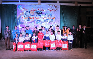 Đại diện lãnh đạo Hội LHTN huyện Tân Lạc trao quà cho học sinh nghèo trên địa bàn xã Trung Hoà.