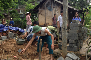 Đoàn thanh niên xã Hợp Thịnh (Kỳ Sơn) giúp đỡ ngày công làm nhà ở cho hộ chính sách.