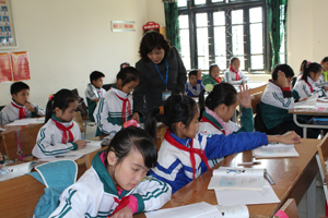 Cô giáo Ngần Thị Hữu và các em học sinh trong giờ học tiếng Anh.