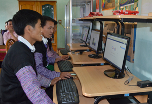 Với sự đầu tư, hỗ trợ của Nhà nước, đến nay người dân ở 2 xã Hang Kia, Pà Cò đã được trang bị 2 phòng máy tính kết nối internet tốc độ cao để truy cập thông tin phục vụ phát triển KT-XH địa phương .