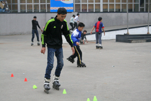 Thanh - thiếu niên thành phố Hoà Bình luyện tập trượt patin.