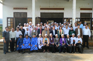 Các đồng chí lãnh đạo tỉnh với đồng bào tỉnh Hòa Bình đang sinh sống tại xã Hòa Thắng, thành phố Buôn Ma Thuột, tỉnh Đắk Lắk.