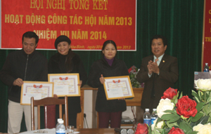 Đồng chí Nguyễn Trung Dũng, Giám đốc sở LĐ – TB&XH tỉnh trao giấy khen cho các tập thể cá nhân làm tốt công tác báo trợ NTT&TMC năm 2013.