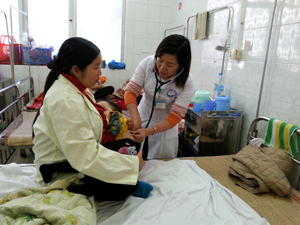 Bác sỹ thăm, khám cho trẻ nhiễm trùng hô hấp điều trị tại Khoa nhi, Bệnh viện Đa khoa tỉnh.