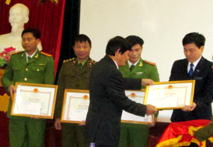 Đồng chí Trần Đăng Ninh, Phó Chủ tịch UBND tỉnh, Trưởng BCĐ 127/ĐP tỉnh trao bằng khen của BCĐ 127 Trung ương cho các tập thể và cá nhân.