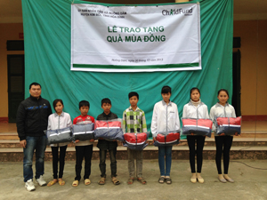Đại diện tổ chức Childfund Việt Nam trao áo khoác cho trẻ em xã Nuông Dăm.


