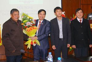 Đồng chí Hoàng Việt Cường, nguyên Bí thư Tỉnh ủy, Chủ tịch danh dự Hội DNT tỉnh Hòa Bình chúc mừng những kết quả mà Hội DNT đạt được trong năm 2013.