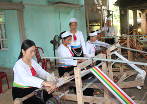 Mô hình “Dân vận khéo” giữ gìn nghề dệt truyền thống tại xóm Lục, xã Yên Nghiệp (Lạc Sơn).

