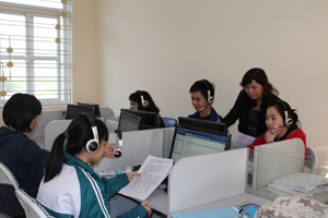 Cô Vũ Thị Kim Thanh và đội tuyển Anh văn trường THPT chuyên Hoàng Văn Thụ (TPHB) đang ôn luyện sẵn sàng cho kỳ thi học sinh giỏi quốc gia năm học 2013 - 2014.

