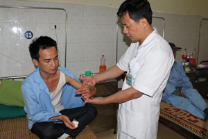 Bàn tay của bệnh nhân Hà Văn Tuấn (xã Piềng Vế) được các thầy thuốc Bệnh viện Đa khoa khu vực Mai Châu phẫu thuật thành công, hiện nay đã hồi phục được trên 70%. 

