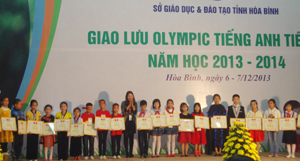 BTC trao giấy khen cho học sinh đạt thành tích cao tại chương trình giao lưu Giao lưu Olympic tiếng Anh cấp tiểu học.