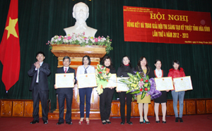 Phạm Thị Ngọc Tú (ngoài cùng bên phải) công nhân Công ty Nghiên cứu kỹ thuật R (phường Hữu Nghị - TPHB) nhận giải 3 tại hội thi sáng tạo kỹ thuật tỉnh năm 2013.

