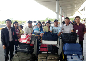 Nạn nhân bão Haiyan người Việt tập trung tại sân bay Manila (Philippin) chuẩn bị về nước.
