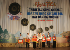 Lãnh đạo huyện Lạc Sơn trao giải toàn đoàn cho các xã, thị trấn đoạt giải cao tại hội thi.