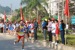 VĐV Đinh Thanh Huệ (Đà Bắc) đã có 5 lần tham dự Giải việt dã truyền thống cúp Báo Hoà Bình và nhiều lần vô địch nam trẻ, nam chính (năm 2014).