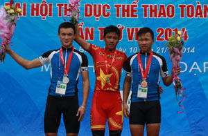 2 VĐV Đinh Văn Linh (trái ảnh) và Nguyễn Văn Quang (phải ảnh) đang là các VĐV trụ cột của đội tuyển xe đạp địa hình Hoà Bình, góp phần vào các thứ hạng toàn đoàn của tỉnh ta.