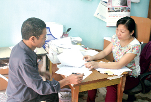 Cán bộ Phòng LĐ -TB&XH Lạc Sơn giải quyết chế độ cho người có công với cách mạng trên địa bàn.
