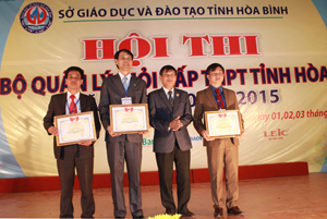Lãnh đạo Sở GD&ĐT trao giấy khen cho 3 hiệu trưởng đoạt giải nhất hội thi cán bộ quản lý giỏi cấp THPT năm học 2014-2015.

