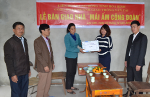 Lãnh đạo Công đoàn ngành GT – VT tỉnh trao quà và số tiền 20 triệu đồng cho gia đình chị Hoàng Thị Thanh.
