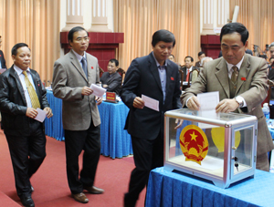 Các đại biểu HĐND tỉnh bỏ phiếu tín nhiệm đối với người giữ chức vụ do HĐND tỉnh bầu.