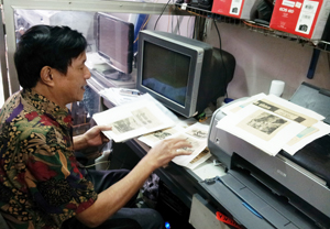 Nghệ sỹ nhiếp ảnh Hoàng Lai trân trọng giữ gìn những tấm ảnh độc quyền ông chụp công trình Thủy điện Hòa Bình trong suốt 15 năm xây dựng.