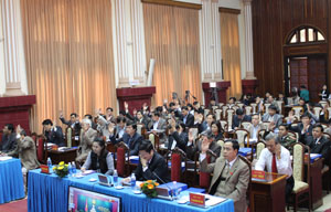 Đại biểu HĐND tỉnh biểu quyết thông qua các Nghị quyết tại kỳ họp.