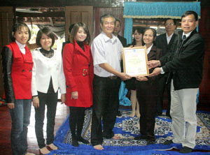 CLB Sao Khuê tặng bảng vàng vinh danh gia đình tiến sỹ, thạc sỹ điển hình cho gia đình ông Quách Vũ Sơn - bà Bùi Thị Phúc.