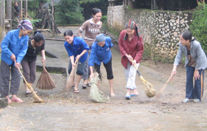 Phụ nữ chi hội xóm Độc Lập, xã Hợp Thịnh  tham gia dọn dẹp vệ sinh đường làng ngõ xóm. 

