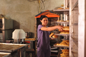 Từ vốn vay NHCSXH,  gia đình chị Bùi Thị Hán, xóm Chiềng, xã Liên Vũ (Lạc Sơn) đã đầu tư mở rộng xưởng sản xuất bánh mỳ cho thu nhập khá.