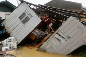 Nhà cửa ở Borongan bị sập sau bão - Ảnh: EPA