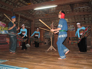 CLB thanh niên giữ gìn bản sắc văn hóa dân tộc bản Lác biểu diễn văn nghệ phục vụ khách du lịch cộng đồng.

                                                 
