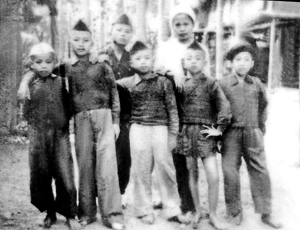 Đội thiếu sinh quân Cảnh vệ Hòa Bình năm 1949 gồm: Bảo Toàn, Phan Bội, Lạc Thành, Duy Hương, Lương Kha, Văn Ba, chị Việt Đồng.

