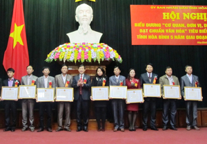 Đồng chí Bùi Văn Cửu, Phó Chủ tịch TT UBND tỉnh đã trao Bằng khen của UBND tỉnh cho các cơ quan, đơn vị, doanh nghiệp tiêu biểu xuất sắc 5 năm giai đoạn 2009 - 2014



