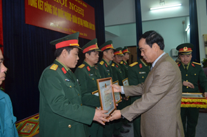 Đồng chí Nguyễn Văn Quang, Chủ tịch UBND tỉnh trao Bằng khen của UBND tỉnh cho các tập thể và cá nhân có thành tích xuất sắc trong công tác QP- QSĐP năm 2014

 

 

